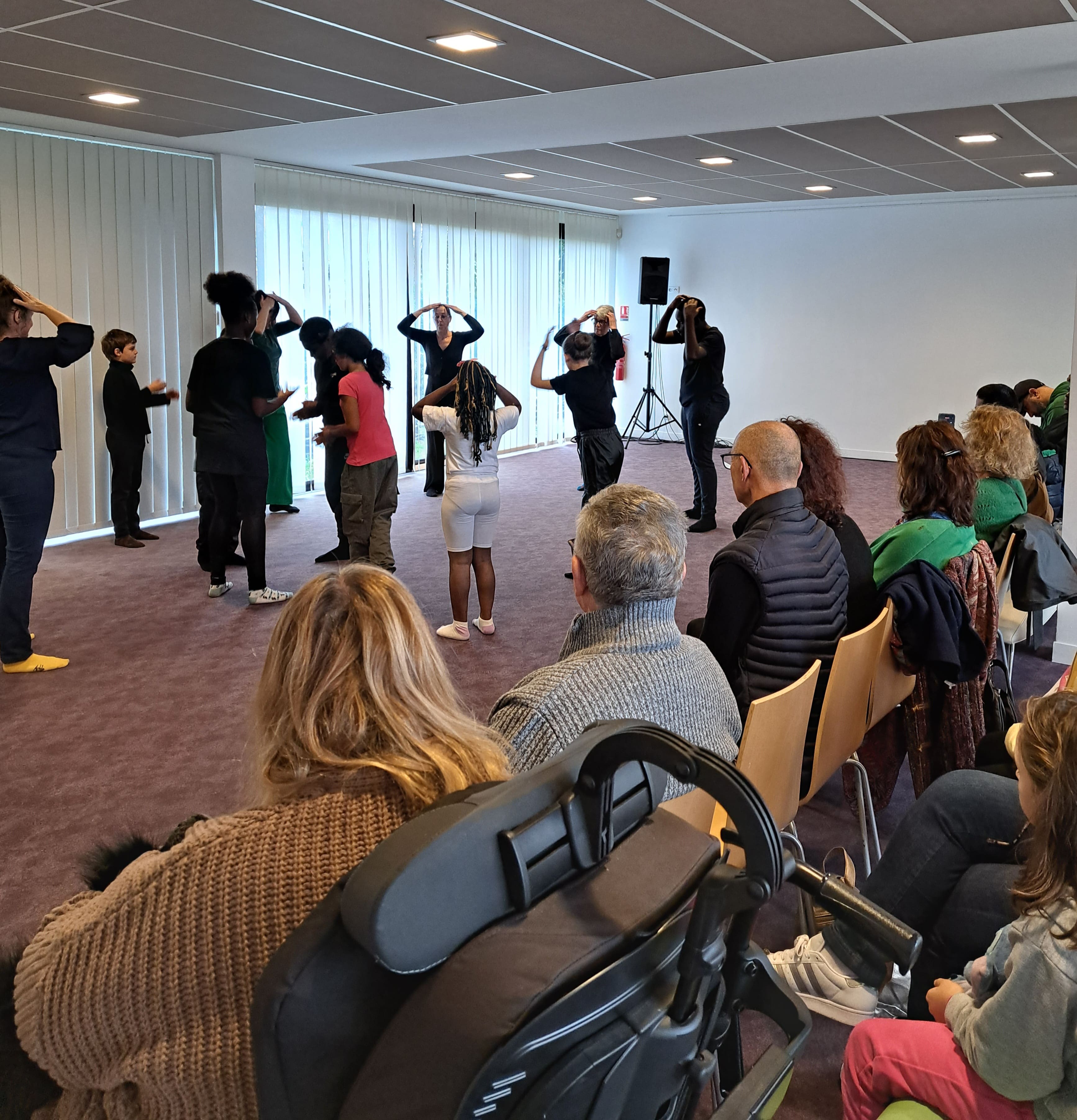 danseurs mettant en avant des gestes sportifs